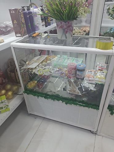 колесики для тележки: Витринный прилавок стеклянный на колесах - Материал: стекло с — 1