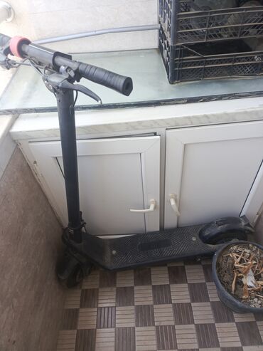 трюковой самокат в баку: Qara rəngdə olan elektrik skuteri. Rahat idarə etmək üçün əyləc