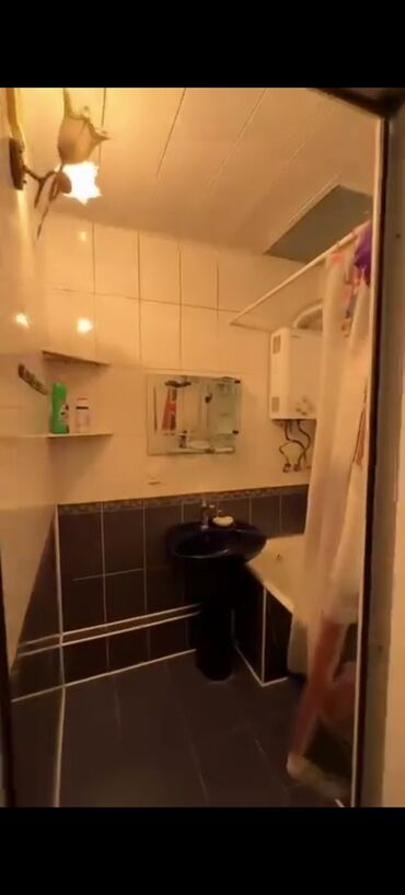 Qarajlar: Gençlik metrosun yaxınlıqı Gençlik molun yaxınıqi İqamegahin qarsi 4/2