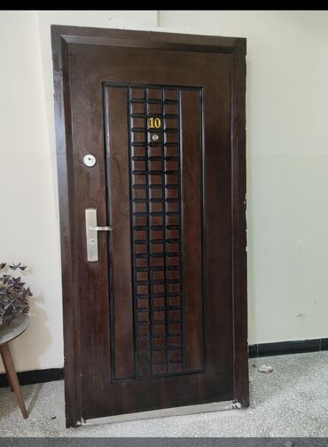 Lak-boya məhsulları: İşlənmiş Giriş qapısı Ünvandan götürmə