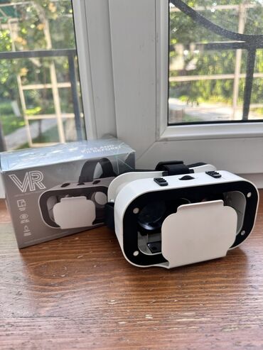 мощный ноутбук купить: VR-Очки белого цвета, оснащенная регулируемыми ремнями для комфортной