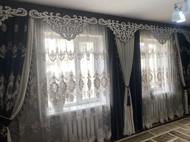 большой чупа чупс: Элегантные шторы, состоящие из плотных портьер тёмного цвета и