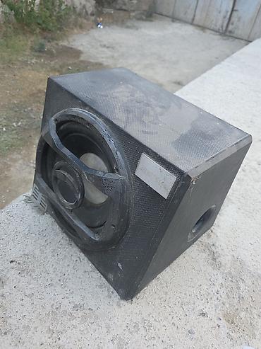 jbl dinamiki: Aktiv bas səsgücləndiricisi (subwoofer) - Korpus: taxta/kompozit, ön — 7