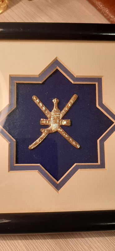 гипс декор: Продаю эмблему государства Султанат Оман. На подставке. Размер 15 см