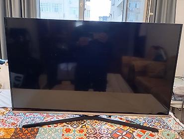 LED televizor, təxminən 46–50 düym ekran ölçüsü. İncə haşiyəli dizayn