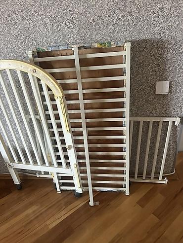 bewik: Uşaq beşiyi və döşək dəsti - Material: ağ rəngli taxta/metal — 1