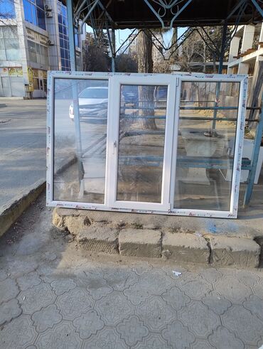 Plastik pəncərələr: Ağ rəngdə plastik pəncərə. Bu pəncərə, müxtəlif layihələrdə istifadə — 12