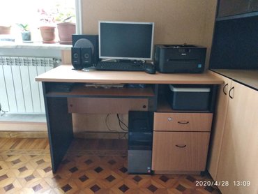 komputer stol: Kompüter masası, İşlənmiş, Kvadrat masa
