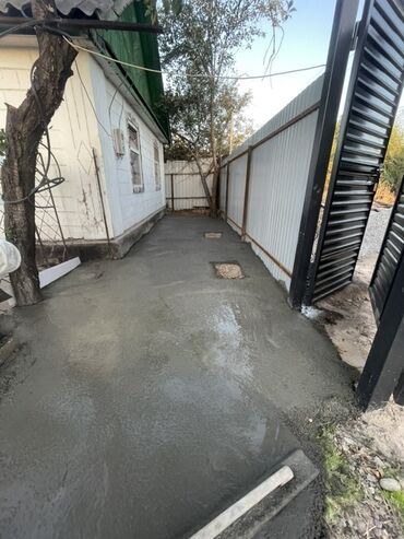 барачный дом: Бетонная отмостка/площадка у дома - Свежезалитая монолитная площадка