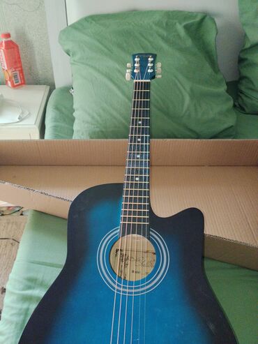 Гитары: Продам отличную акустическую гитару в глубоком синем цвете. Инструмент — 2