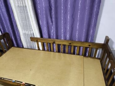 кровать односпальная с ящиками: Продаются 2 кровати из натурального дерева без матраса. Состояние