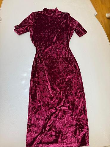 Dəstlər, kostyumlar: Her biri 5 manatdi. M ve ya L olcuduler. Qadın paltarları dəsti 1) — 10