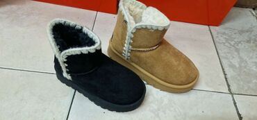 Ugg čizme: Dečije čizmice kolekcija 
jesen zima 
Cena 3500
Vel. 25-36 
P/30 — 5