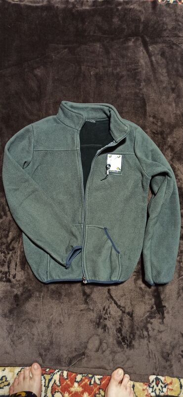 зеленый пиджак: Кофта. флисовая. Очень тёплая. Новая. на 8-10 лет 300сом. Район мкр