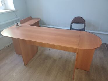 кормящих стол: Письменный стол, Б/у, Дерево