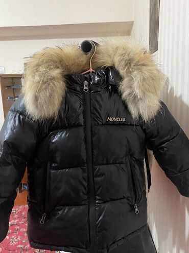 комплект на мальчика: Зимняя куртка на мальчика фирмы Moncler на 2,5 и 3-4 годика. В