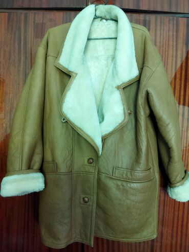 Продаю мужскую куртку светло-коричневого цвета, 52ркожанная, внутри
