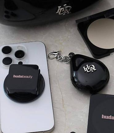 beauty: HUDA BEAUTY Easy Bake Pressed Phone Grip — компактная матирующая пудра — 1