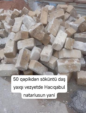 daş gülü: Söküntü daşları – Hacıqabul, notariusun yanı. - Material: təbii — 1