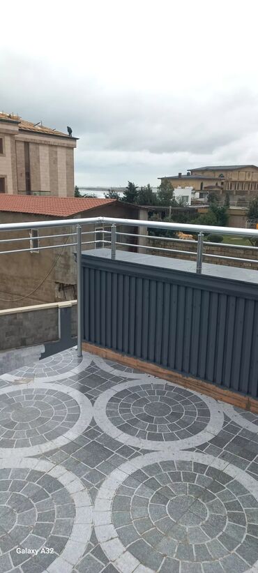 Pilləkən məhəccərləri: Paslanmayan metaldan olan müasir üslubda hazırlanmış pilləkən və eyvan — 9