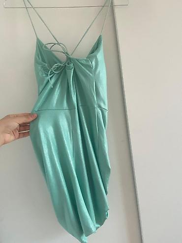 Haljine: Ženska mini haljina sa tankim bretelama, dostupna u više boja: - crna — 6