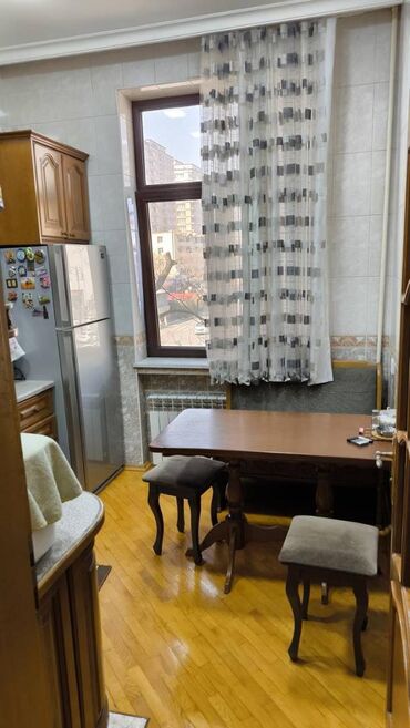 Uzunmüddətli kirayə mənzillər: Nərimanov metrosunun çıxışında,Mc donalds ilə üzbəüz,6 mərtəbənin,3-cü — 13