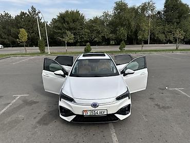 бампер на 220: GAC Aion S — запас хода 460 км полностью электрический седан в белом — 1