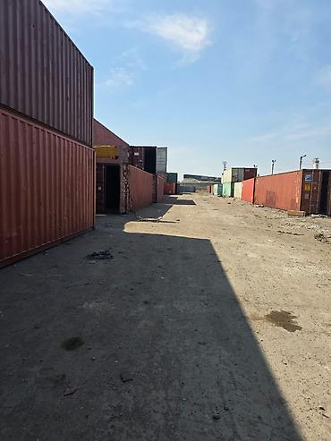 Контейнерная площадка/склад на открытой территории. - Морские
