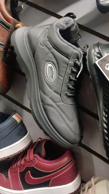 Кроссовки и спортивная обувь: Мужская обувь (несколько моделей) 1) Кроссовки серо‑чёрные Waterproof — 12