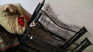 продаю швейную машинку: Набор бытовых вещей и техники: - Каркасные секции от раскладной