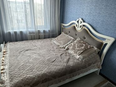 мебель белая: Спальный гарнитур, Двуспальная кровать, Шкаф, Комод