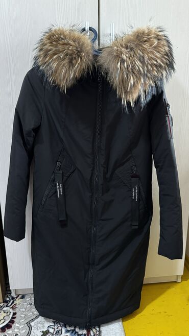 черный пуховик с мехом: Зимние куртки.Состояние очень харашие.Писец натуралка сиёмный Размер S