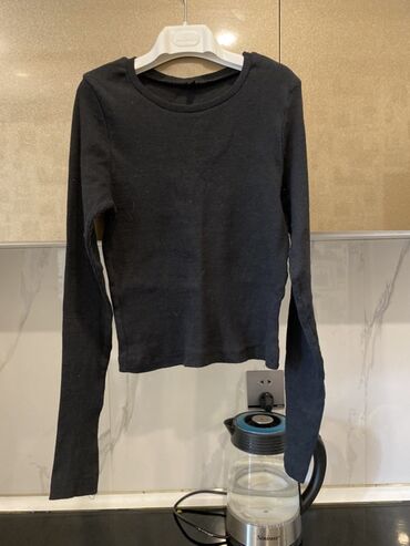 Dəstlər, kostyumlar: Qadın geyimləri 3 azn her biri 1) Açıq boz rəngli qısaqol bluz: - — 3