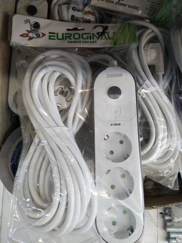 Təmir və tikinti: Euroginal markalı, 3 gözlü, 2000W gücündə elektrik uzadıcı. Ağ rəngdə