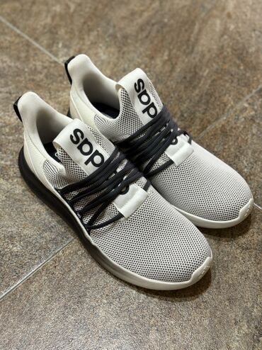 женские кроссовки adidas running: Kisi idman ayaqqabısı – ağ/boz üstlük və qara detallarla