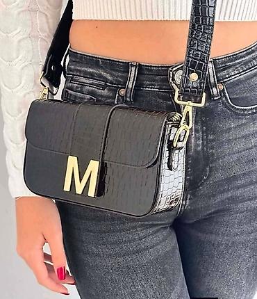 Torbe: Ženska torbica preko ramena sa širokim kaišem i metalnim slovom “M” - — 12
