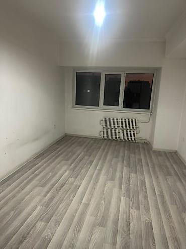 2 8: Студия в многоэтажном доме панельного типа. - Планировка: одна — 3