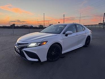 Toyota Camry: 2021 г., 2.5 л, Автомат, Бензин, Седан — 2