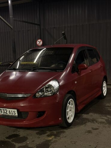 купить маленькую машину для женщины: Компактный хэтчбек Honda Fit/Jazz (поколение GD), 5 дверей, красный