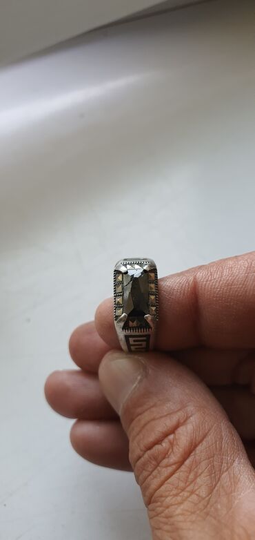 кольцо: Продаю кольцо серебро 
размер 18