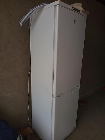 indesit: Холодильник Indesit, двухкамерный, белый. - Раздельные двери: верхняя — 2