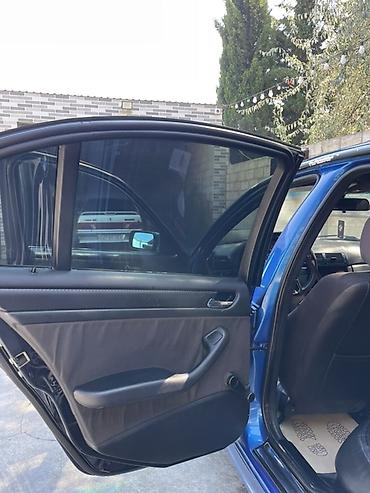 toyota corolla cross: BMW 3 series: 2.5 l | 1999 il Sedan — 10