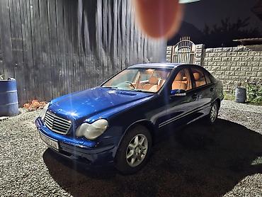 справа: Mercedes-Benz C-Class: 2003 г., 2 л, Автомат, Газ, Седан — 2
