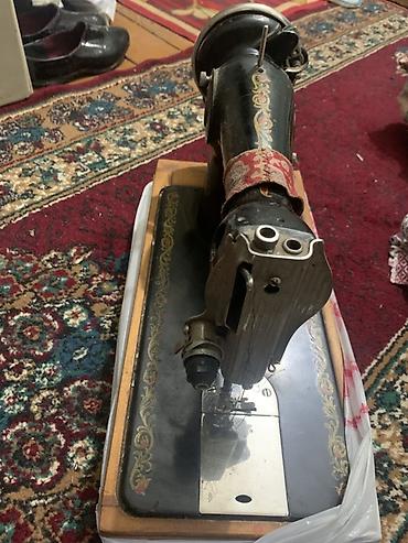 Бытовая техника: Ручная швейная машина на деревянном основании - Механический привод — 2