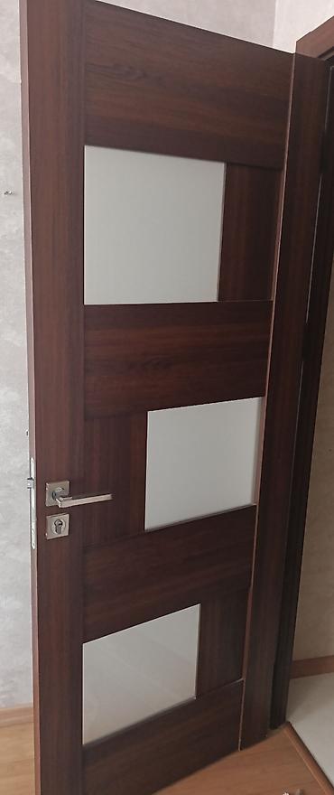 Daxili qapı – tünd qoz rəngli, şüşə panellərlə(3 eded satılır istifade