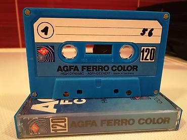 Kasete, CD i DVD: Agfa ferro color 120, plava, minimalno ispisana, zupci na mestu, 350 — 2