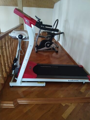 trenajor zali: Marshal Fitness firmasının qaçış zolağı. Qırmızı və ağ rəngli, evdə