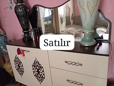 acilib baglanan stollar: Qonaq otağı üçün mebel dəsti satılır. Dəstə şəkillərdə görünən 3 əsas — 2