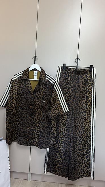 Брючные костюмы: Adidas оригинал 💯 %👌Костюм в леопардовом принте (рубашка + широкие — 2