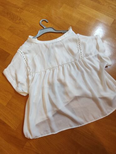 Futbolka və maykalar: Ağ rəngli, qısaqol qadın bluzası. Bluzanın yaxası V formalıdır və — 4